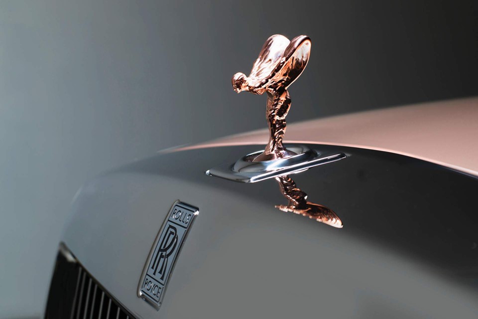 Nàng thơ Phantom “Whispered Muse”. Được  hãng xe siêu sang Rolls-Royce phát triển trên bản vẽ Spirit of Ecstasy đầu tiên của Charles Sykes, phiên bản đặc biệt này sử dụng các loại lụa khác nhau cho nội thất cabin. Phần thiết kế nội thất do nghệ sĩ người Anh, Helen Amy Murray, thực hiện đã gây ấn tượng mạnh mẽ. Biểu tượng Spirit of Ecstasy được làm bằng vàng hồng Rose Gold.