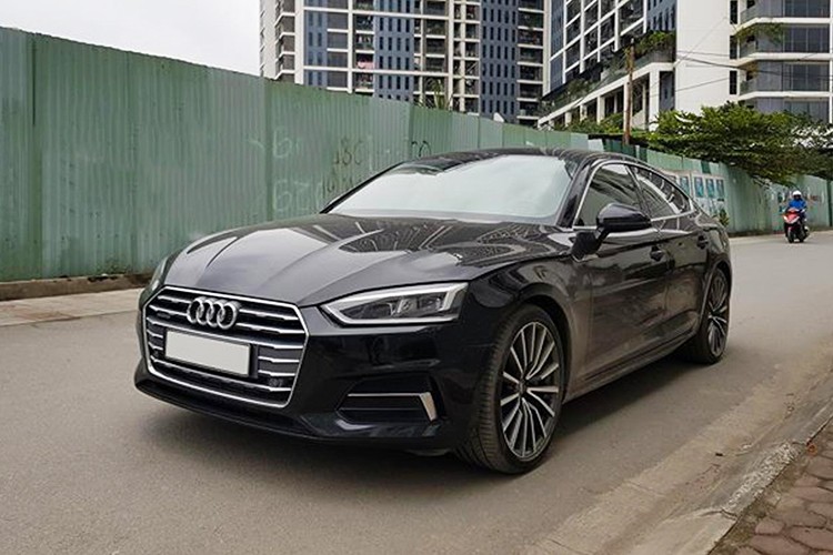 Cụ thể, chiếc  xe sang Audi A5 Sportback 2.0 TFSI Quattro 2017 đặc biệt này là một trong khoảng 400 xe bao gồm các dòng xe Audi như: Q5, Q7, A4, A5, A6,... vốn được Audi Việt Nam đưa về hồi tháng 08/2017 để phục vụ làm phương tiện đi lại cho các Nguyên Thủ Quốc Gia tại Hội nghị Thượng đỉnh APEC 2017.