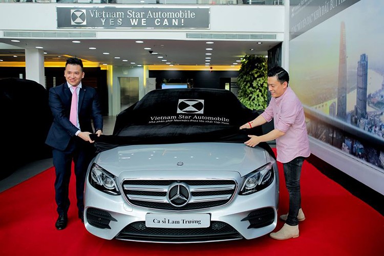 Mới đây, nam ca sĩ Tiêu Lam Trường đã nhận tin vui khi được đại lý chính hãng Mercedes-Benz Vietnam Star Automobile, quận 7, TP HCM kịp bàn giao chiếc sedan  Mercedes-Benz E-Class đời 2019 để chuẩn bị chơi Tết.