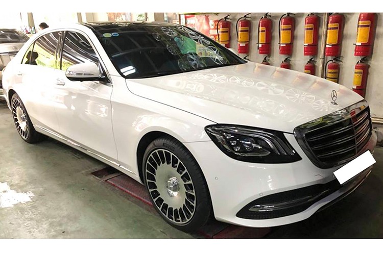 Có vẻ như bộ mâm nguyên bản18 inch 5 chấu (mã 66R) của chiếc  xe sang Mercedes-Benz S450L trông khá đơn điệu, chính vì vậy nên chủ nhân của chiếc xe trong bài viết này đã quyết định thay thế nó bằng bộ mâm vỏ của siêu sang Mercedes-Maybach S650 có kích thước lên đến 20 inch.