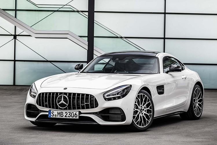 Phiên bản nâng cấp mới của dòng  siêu xe Mercedes-AMG GT được cập nhật thêm ống xả mới, cải tiến kiểu dáng bên ngoài, thêm đèn pha LED mới, và một số hỗ trợ đỗ xe như: camera phía trước và phía sau với cảm biến đỗ xe và hệ thống trợ lý đỗ xe,...