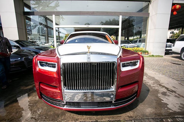 Mới đây, một đại gia Campuchia đã tậu 1 chiếc  xe siêu sang Rolls-Royce Phantom 8 cũng mang màu sơn đỏ chót như chiếc xe siêu sang đã có mặt tại Việt Nam. Tuy nhiên, ngoại thất của chiếc Rolls-Royce Phantom thế hệ thứ 8 tại xứ sở chùa tháp lại nổi trội hơn so với chiếc Rolls-Royce Phantom VIII đầu tiên tại Việt Nam.