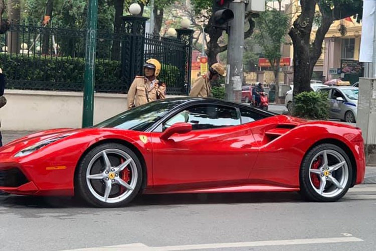 Mới đây, chiếc  siêu xe Ferrari 488 GTB màu đỏ mới được đưa về Việt Nam vào hồi đầu năm 2019 đã bị bắt gặp trong tình cảnh 2 cảnh sát đang ra hiệu lệnh dừng xe để kiểm tra ngay trên đường phố Hà Nội. Sự việc này nhanh chóng thu hút nhiều sự chú ý của người dân đi đường.