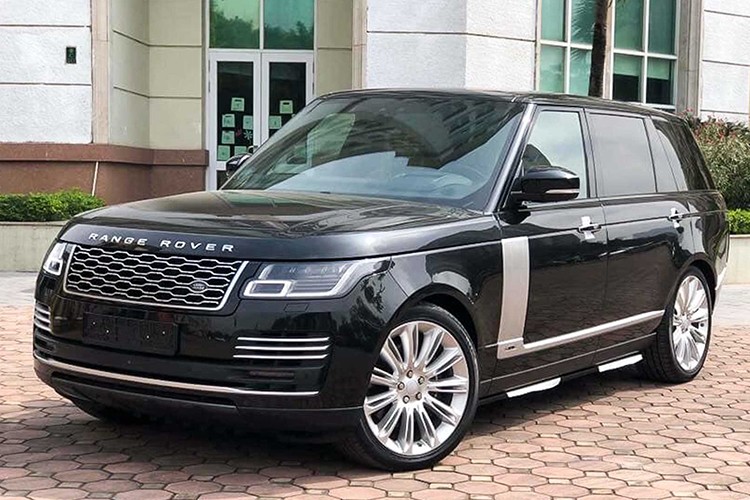 Mẫu xe SUV hạng sang  Range Rover Autobiography LWB 2019 thuộc hiên bản nâng cấp facelift mới nhất của dòng Range Rover thế hệ thứ 4, với nhiều điểm đổi mới ở ngoại thất, như cụm đèn pha Pixel-laser LED mới, lưới tản nhiệt ‘’kim cương’’ tạo chiều sâu, cản trước được thiết kế lại với một nan chrome bên dưới.