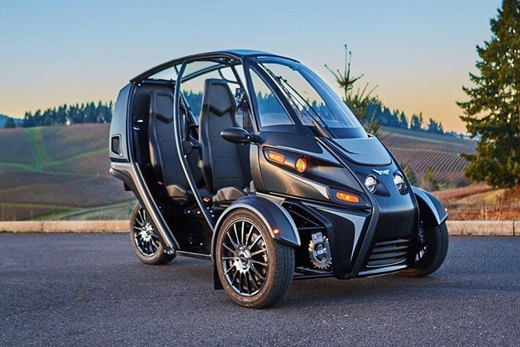 Mới đây, nhà sản xuất xe điện Arcimoto có trụ sở ở tiểu bang Oregon, Mỹ vừa giới thiệu phiên bản mới của  xe điện 3 bánh FUV Arcimoto với nhiều cải tiến vượt trội về hiệu suất vận hành, cũng như thiết kế.