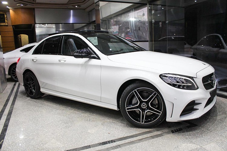 Theo một số nguồn tin, mẫu sedan hạng sang Mercedes-Benz C-Class 2019 rất có thể được giới thiệu tại Việt Nam trong tháng 2/2019 này. Trái ngược với thông tin chỉ có 2 phiên bản trước đó, mẫu  xe Mercedes-Benz C-Class 2019 mới vẫn sẽ có 3 phiên bản tại thị trường nước ta.