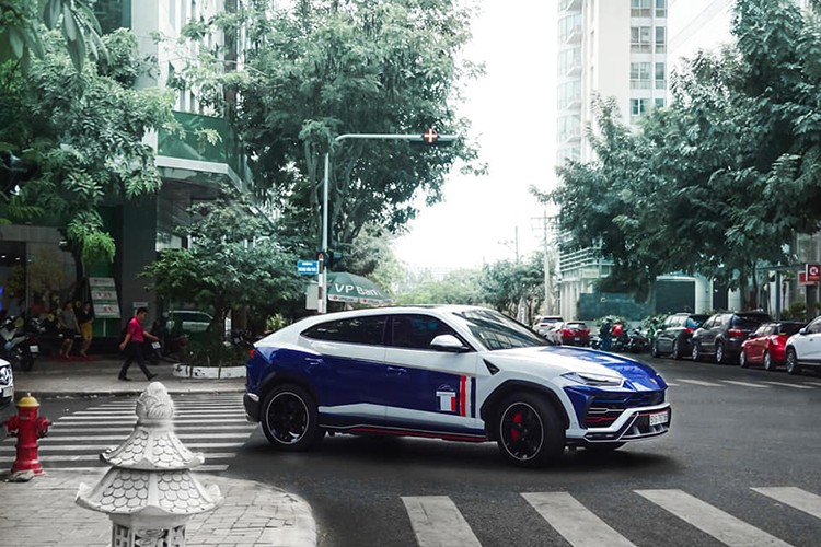 Cụ thể, chiếc siêu SUV  Lamborghini Urus của Minh Nhựa đã được thay đổi màu sơn từ màu chrome sang màu trắng xanh gần giống với phong cách của chiếc siêu xe Lamborghini Aventador SV Coupe mà trước đó vị đại gia này từng sở hữu.