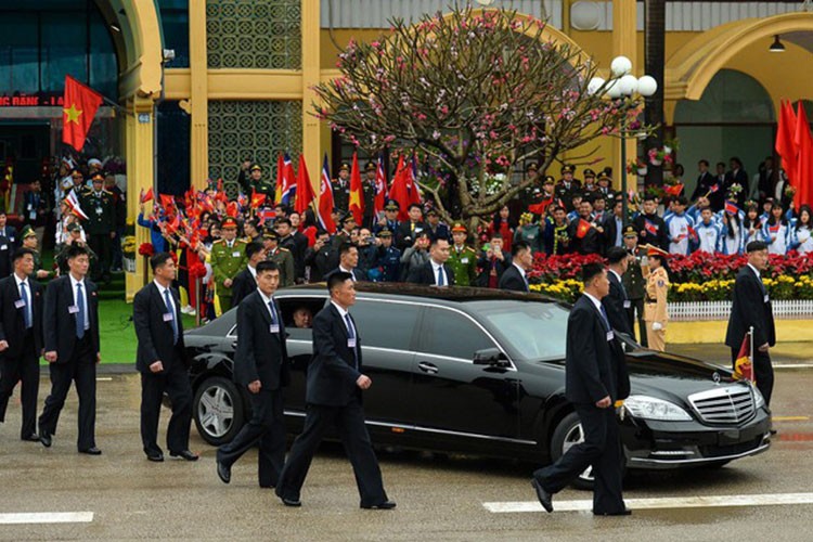 Sáng nay 26/2, đoàn tàu bọc thép chở Chủ tịch Triều Tiên Kim Jong Un đã vào ga Đồng Đăng (Lạng Sơn). Ngay sau đó, ông này đã lập tức lên chiếc xe bọc thép  Mercedes-Benz S600 Pullman Guard để di chuyển về thủ đô Hà Nội chuẩn bị cho thượng đỉnh Mỹ - Triều.