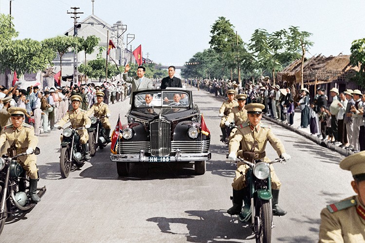 Kể từ khi thành lập đến này, các thế hệ lãnh đạo Triều Tiên vẫn thường xuyên giữ quan hệ và viếng thăm Việt Nam. Đương nhiên với mỗi một lãnh đạo đều có riêng cho mình một mẫu xe yêu thích. Vậy các đời  chủ tịch Triều Tiên từng yêu thích và sử dụng những mẫu xe nào.