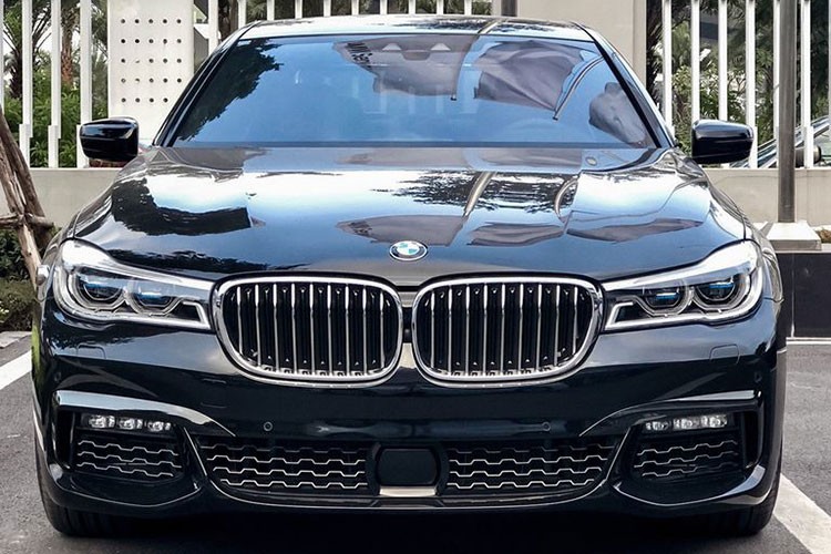 Trong vài năm trở lại đây, dòng 7-Series của BMW đã có phần "lép vế" hơn đáng kể so với S-Class của Mercedes-Benz. Điều này cũng là dễ hiểu bởi các mẫu xe BMW bán trong nước đều đã bị cắt bỏ rất nhiều option để giá xe hạ tối đa. Tuy nhiên, chính điều này cũng làm cho các mẫu  xe sang BMW 7-Series trở nên khan hiếm trên đường phố.