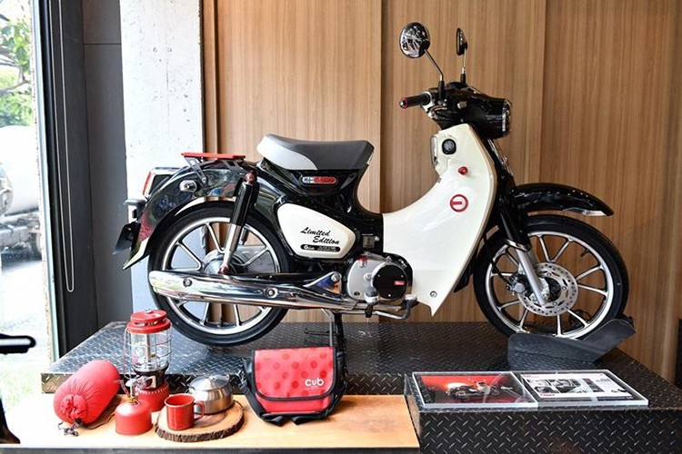 Mẫu  xe máy Honda Cub C125 vừa được hồi sinh dựa trên huyền thoại Super Cub của hãng. Mới đây, AP Honda đã bắt tay cùng các nhà sản xuất đồ chơi xe máy của Thái Lan và Honda Nhật Bản để cho ra mắt phiên bản giới hạn Honda Cub C125 2019 Limited Edition.