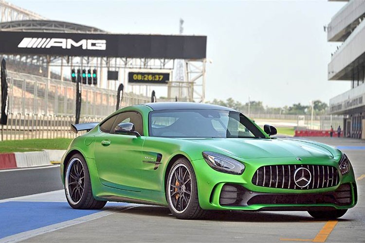 Chiếc  Mercedes-AMG GT 2020 mới đầu tiên lăn bánh khỏi nhà máy là bản Mercedes-AMG GT R Pro, theo sau sẽ là toàn bộ dòng sản phẩm coupe hai cửa lẫn biến thể roadster mui trần thể thao. AMG GT R Pro hàng đầu sử dụng động cơ tăng áp kép V8 4.0 lít sản sinh công suất 577 mã lực và 700Nm mô-men xoắn cực đại.