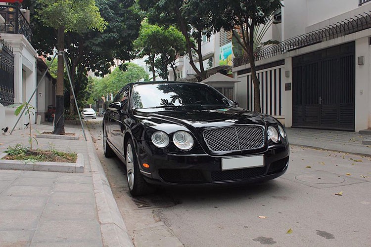 Những chiếc  xe siêu sang Bentley, Rolls-Royce hay Maybach từ lâu đã là niềm ao ước của không ít người đam mê xe ôtô. Mới đây, tên thị trường xe cũ đã xuất hiện một chiếc Bentley Continental Flying Spur hơn 11 năm tuổi và đã lăn bánh quá 32.000 km khiến một số đại gia Việt chú ý.