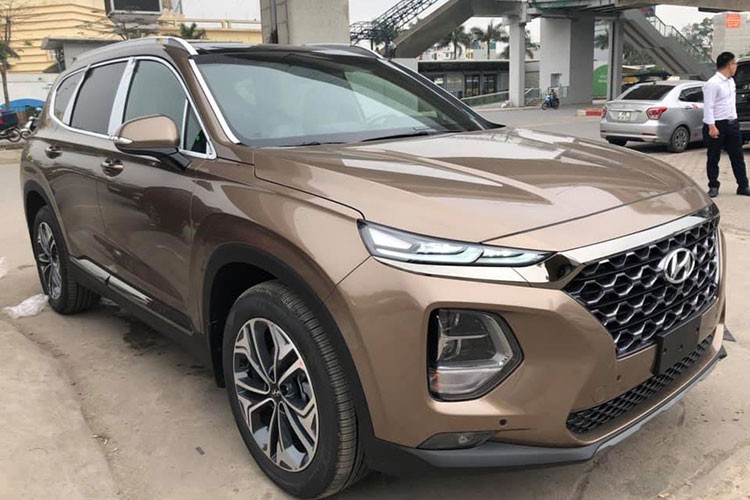 Đúng theo lịch dự kiến trước đó, mới đây những chiếc  Hyundai SantaFe 2019 mới Premium đã về tới đại lý để chuẩn bị bán ra trong tháng 4/2019 này. Như vậy, thế hệ mới của mẫu SUV 7 chỗ Hàn Quốc đã đầy đủ tất cả các phiên bản để phục vụ nhu cầu của người dùng Việt.