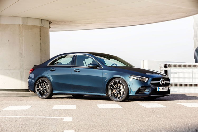 Dòng xe sang cỡ nhỏ  Mercedes-Benz A-Class Sedan 2019 đã chính thức trình làng vào hồi tháng 7 năm ngoái. Sau 9 tháng, hãng Mercedes-Benz tiếp tục tung ra phiên bản hiệu suất cao mới của dòng xe này, mang tên Mercedes-AMG A35 4Matic Sedan 2020.