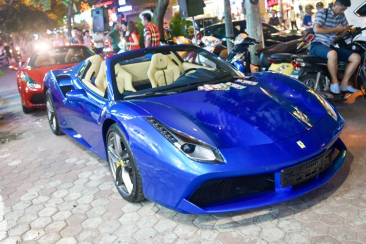 Mới đây nhất, một doanh nhân Bình Phước đã hoàn tất quá trình mua  siêu xe Ferrari 488 Spider từ một công ty nhập khẩu siêu xe có tiếng ở Hà Nội. Trước đó, công ty này đã thu mua lại chiếc siêu xe mui trần Ferrari 488 Spider màu xanh dương từ một doanh nhân Nha Trang.