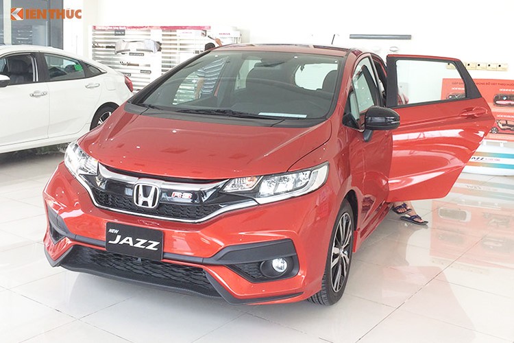 Theo khảo sát của tại một số đại lý xe ôtô Honda chính hãng ở Hà Nội và TP HCM,  giá xe ôtô Honda tháng 4/2019 ít biến động so với tháng trước, hầu hết các mẫu xe đều được các đại lý khuyến mại phụ kiện. Riêng mẫu xe hatchback Jazz được giảm tới 40 triệu đồng tiền mặt. Mức giá Honda Jazz 1.5 hiện tại là 544 triệu đồng, bản 1.5VX là 594 triệu đồng và bản 1.5RS ban ra 624 triệu đồng.