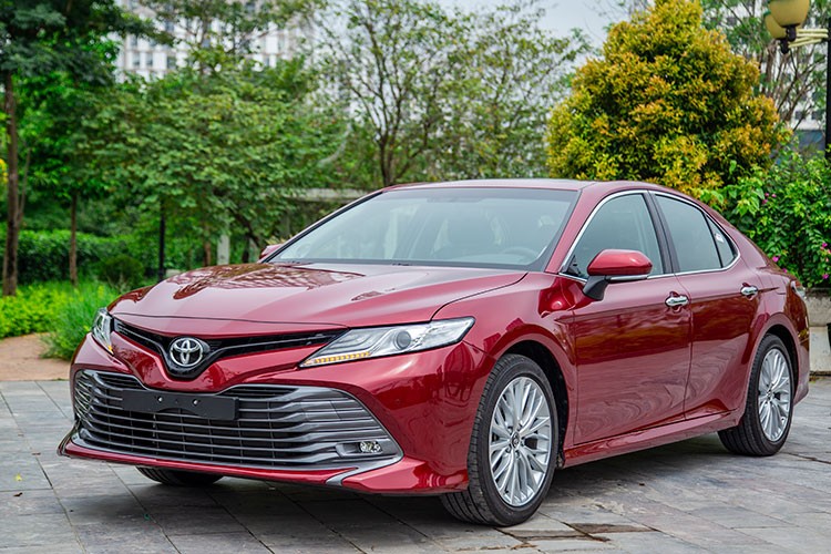 Toyota Việt Nam đã chính thức ra mắt thị trường trong nước mẫu  Toyota Camry hoàn toàn mới. Đây cũng là mẫu xe Camry thế hệ mới – thế hệ thứ 8 của dòng xe. Điểm đáng chú ý là Camry mới được nhập khẩu nguyên chiếc từ Thái Lan, thay vì lắp ráp trong nước như trước đây.