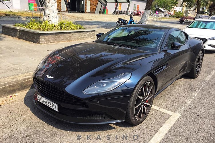 Mới đây, chiếc  siêu xe Aston Martin DB11 V8 của người yêu xe tại Đà Nẵng đã chính thức lộ diện khi xuất hiện trên đường phố. Được biết, đây là chiếc siêu xe Aston Martin DB11 V8 được phân phối chính hãng tại showroom ở TP HCM mà đại gia Đà Nẵng đã từng đặt mua. 