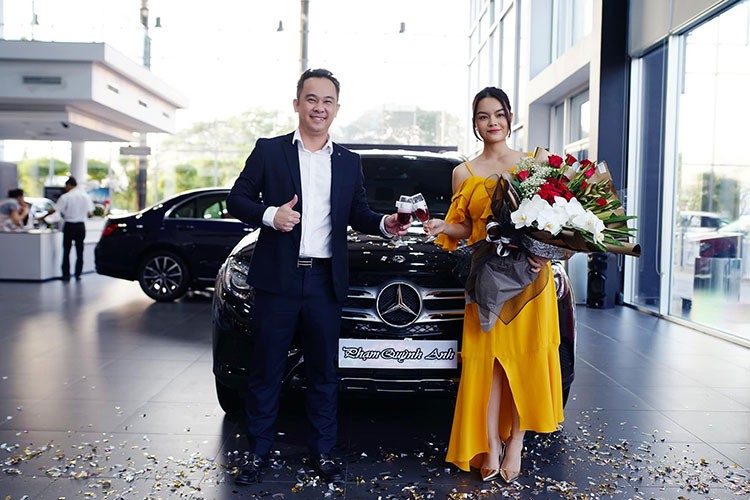 Cuối tuần vừa qua, nữ ca sĩ Phạm Quỳnh Anh đã có mặt tại một đại lý Mercedes-Benz tại TP HCM để nhận bàn giao chiếc  SUV hạng sang Mercedes-Benz GLC mới. Đây cũng là chiếc xe mang thương hiệu ngôi sao 3 cánh đầu tiên của cô.