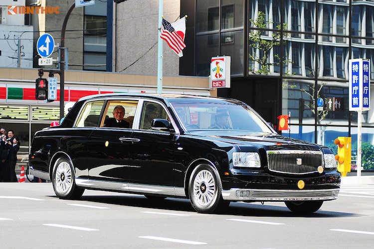 Trước đây, gia đình Hoàng gia Nhật Bản nói chung và Nhật Hoàng Akihito nói riêng có một đội xe limousine Nissan Prince Royal gồm 8 chiếc, được sản xuất từ năm 1966-1967. Tuy nhiên do đã quá cũ và một chiếc thậm chí còn bị hỏng khi đang làm nhiệm vụ, Toyota đã chế tạo cho một đội xe siêu sang  Toyota cho Nhật Hoàng gồm những chiếc Century Royal.