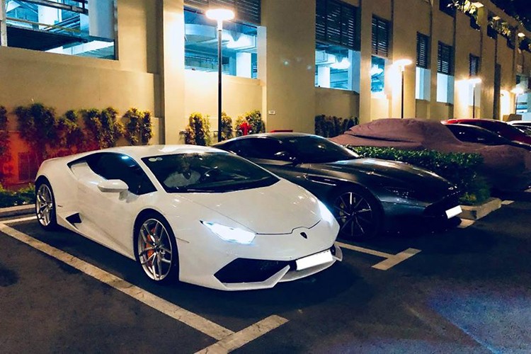 Đây chính là chiếc  siêu xe Lamborghini Huracan LP610-4 "hàng lướt" tại Việt Nam được rao bán 11,5 tỷ đồng vào tuần trước và được một đại gia Sài Gòn gốc hải Dương mua lại. Hiện bộ sưu tập xe của doanh nhân quận 2 này còn có chiếc Maserati Quattroporte GranLusso và cả siêu xe Aston Martin DB11 V8 đầu tiên về Việt Nam.