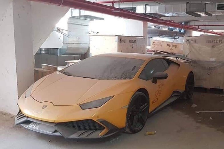 Mới đây trên mạng xã hội có xuất hiện hình ảnh chiếc siêu xe  Lamborghini Huracan LP610-4 bỏ xó, phủ bụi trong một nhà kho ở Nha Trang. Chiếc xe mang biển kiểm soát 79A của tỉnh Khánh Hoà bị bắt gặp trong tình cảnh bụi bám dày đặc ở ngoại thất khiến không ít người mê xe xót xa.