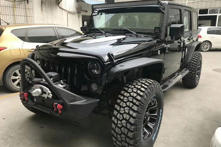 Một xưởng độ ở Hà Nội vừa thực hiện gói phụ kiện nâng cấp offroad cho  Jeep Wranger Rubicon đời 2008. Theo đại diện của xưởng độ này, chi phí để hoàn tất dự án độ này lên tới 570 triệu đồng.