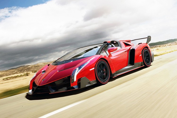 Với số lượng sản xuất giới hạn đúng 9 chiếc, mẫu siêu xe Lamborghini Veneno Roadster chính là "siêu phẩm" trong mơ của biết bao tín đồ tốc độ trên toàn thế giới. Tuy nhiên, cái giá "trên trời", lên đến 3,3 triệu Euro (khoảng 3,7 triệu USD), lại chính là trở ngại lớn khiến nhiều người không thể với tay tới Lamborghini Veneno Roadster.