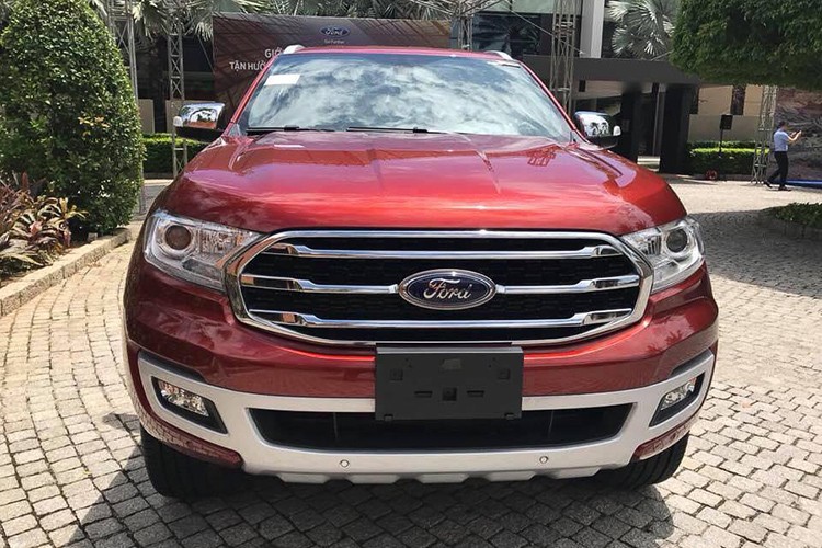 Cụ thể, khảo sát tại một số đại lý -  giá xe Ford Everest 2019 phiên bản 2.0L AT 4WD có mức ưu đãi thấp nhất - 30 triệu đồng, tiếp theo là phiên bản 2.2L AT 4x2 giảm 50 triệu đồng và cao hơn cả là phiên bản Ambiente MT giảm 100 triệu đồng. Các mức giảm giá này được áp dụng cho các mẫu xe sản xuất năm 2019. 