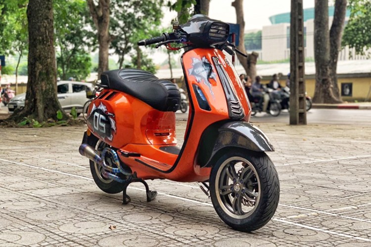 Trong thế giới của những chiếc xe máy Piaggio đời mới,  xe ga Vespa Sprint 125 được dân chơi khá ưa chuộng. Ngoài kiểu dáng đặc trưng khó "lỗi mốt", Vespa Sprint còn có rất nhiều phụ tùng độ tới từ các hãng lớn nhỏ trên Thế giới, khiến người dùng có thể tự do cá nhân hóa chiếc xe.