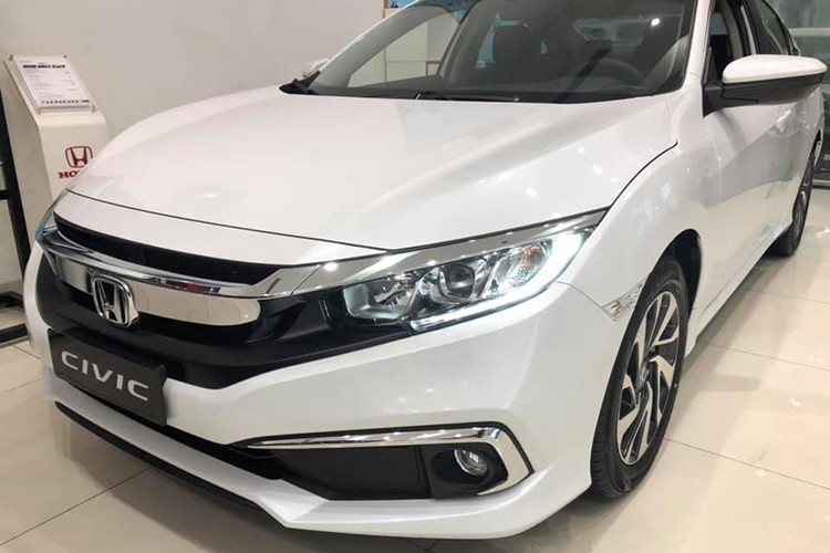  Honda Civic 2019 mới vẫn là phiên bản nâng cấp giữa dòng đời (facelift) thuộc thế hệ thứ 10 nên những thay đổi chủ yếu nằm ở thiết kế ngoại thất và trang bị, còn hệ truyền động giữ nguyên. Thay đổi lớn nằm ở bản 1.8E với các trang bị tiện nghi bị cắt giảm đáng kể để hạ giá thành.