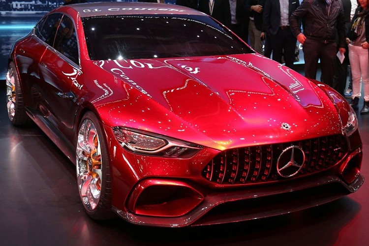 Khi Mercedes-AMG vén màn chiếc concept hybrid vào tháng 3/2017 tại Triển lãm Geneva - mẫu xe tiền thân của  Mercedes GT 4-Door Coupe hiện nay - thương hiệu Đức đã gây ngạc nhiên với việc sử dụng động cơ tăng áp kép V8 4.0 lít (vẫn đặt ở phía trước như thông thường) kết hợp động cơ điện (ở phía sau), cho phép tạo ra công suất lên tới 805 mã lực.