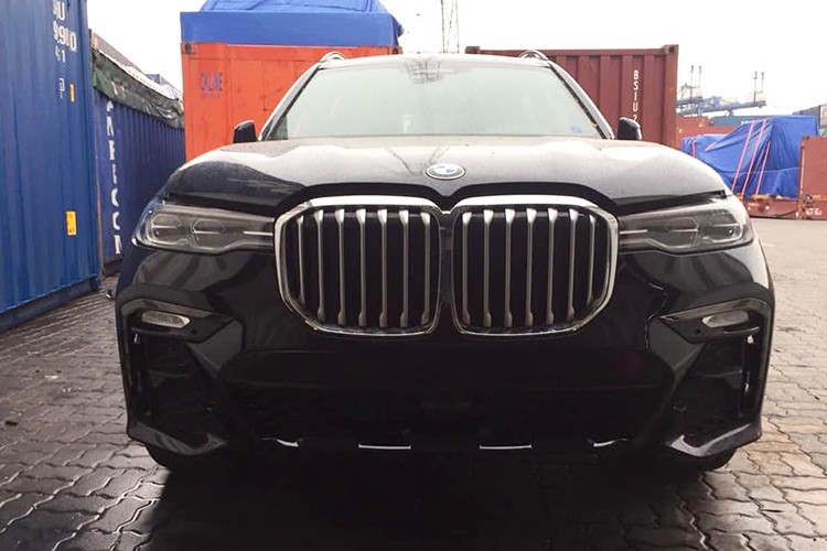 Cũng giống như chiếc đầu tiên xuất hiện hồi tháng 5/2019 vừa qua,  SUV hạng BMW X7 mới thứ hai về Việt Nam mang trong hình một ADN thiết kế vuông vức với nhiều đường thẳng, đường gân mạnh mẽ đúng kiểu của BMW. Là bản X7 xDrive40i M Sport, xe sở hữu lưới tản nhiệt to bản và cụm đèn laser thanh mảnh nối liền, ngoại hình hầm hố hơn.