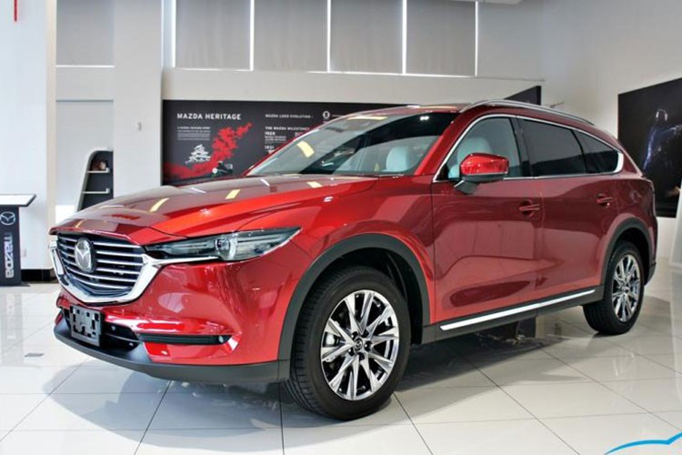 Theo thông tin từ Cục Đăng kiểm Việt Nam, mẫu SUV Mazda CX-8 sẽ có 3 phiên bản tại thị trường Việt Nam gồm 2.5G AT 2WD, 2.5G AT 2WD-H và 2.5G AT AWD. Mức  giá xe Mazda CX-8 mới tạm tính được các đại lý tiết lộ cho 3 phiên bản lần lượt là 1,15 tỷ, 1,27 tỷ và 1,32 tỷ đồng.