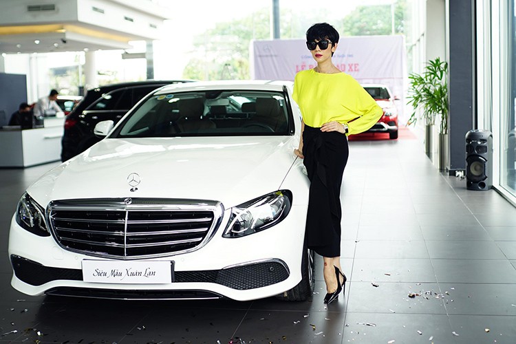 Vừa qua đại lý Mercedes-Benz Vietnam Star Trường Chinh, quận Tân Phú, TP HCM đã bàn giao chiếc sedan hạng sang tầm trung Mercedes-Benz E200 cho siêu mẫu Xuân Lan. Chiếc  Mercedes-Benz E200 của Xuân Lan mới tậu có ngoại thất sơn màu trắng với nội thất bọc da màu sô cô la.