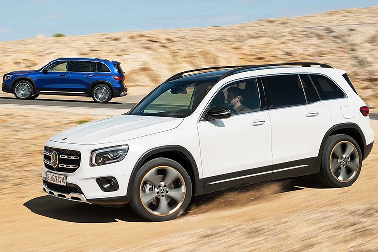 Mẫu xe  SUV hạng sang Mercedes-Benz GLB 2020 mới bất ngờ được vén màn. Đúng như tên gọi, nó được định vị giữa 2 người anh em GLA và GLC. Xe sở hữu chiều dài 4.634 mm, rộng 1.834 mm, cao 1.658 mm hoặc 1.662 mm với bản 7 chỗ và chiều dài cơ sở 2.829 mm. So với B-Class thế hệ mới, GLB 2020 có chiều dài cơ sở nhỉnh hơn 100 mm.