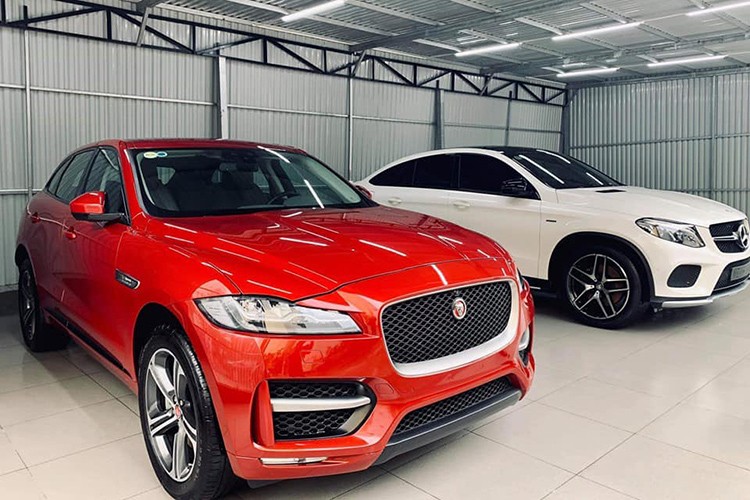 Ra mắt lần đầu tại triển lãm Frankfurt 2015, dù có dạng crossover nhưng  Jaguar F-Pace mới được đánh giá là "xe thể thao tiện dụng tối thượng", đe dọa các đối thủ như Porsche Macan, BMW X3, Mercedes GLC, Lexus NX và Audi Q3. Tại Việt Nam, những chiếc Jaguar F-Pace xuất hiện trên thị trường xe cũ khá ít và nếu có thì cũng còn khá mới và chạy ít.