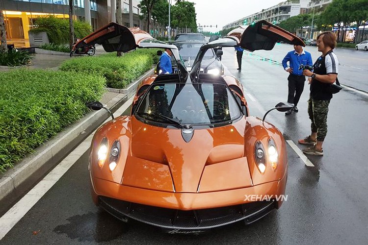 Trước khi hành trình siêu xe Car Passion 2019 diễn ra, nhiều người yêu xe kỳ vọng “Thần gió”  Pagani Huayra của Minh Nhựa sẽ xuất hiện và lăn bánh. Tuy nhiên đại gia siêu xe Minh Nhựa đã không xuất hiện trong hành trình này. Mới đây, siêu phẩm độc nhất vô nhị tại Việt Nam đã bất ngờ xuất hiện tại một cửa hàng ở Q2, TP HCM.