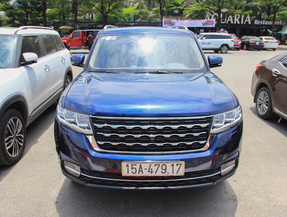 Sở hữu thiết kế mang phong cách "nhái", đầu xe mang dáng dấp của Range Rover. Mẫu  xe ôtô Trung Quốc BAIC Q7 có đèn chiếu xa halogen và đèn chiếu gần là đèn LED cùng thấu kính. Theo đơn vị phân phối, BAIC Q7 được nhập khẩu nguyên chiếc từ thị trường Trung Quốc. 