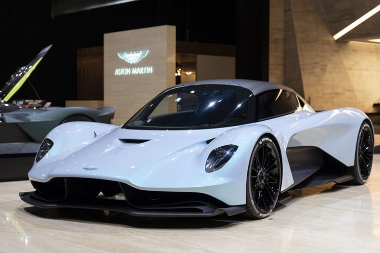 Valhalla là cái tên mà Aston Martin đặt cho mẫu hypercar hybrid có giá 1,9 triệu USD mạnh mẽ mới của họ. Chưa hết, mẫu  siêu xe Aston Martin Valhalla còn đang gây chú ý hơn nữa khi nó sẽ xuất hiện trong phần phim 007 mới nhất. Trước đây, mẫu xe này vốn có tên mã là AM-RB 003.