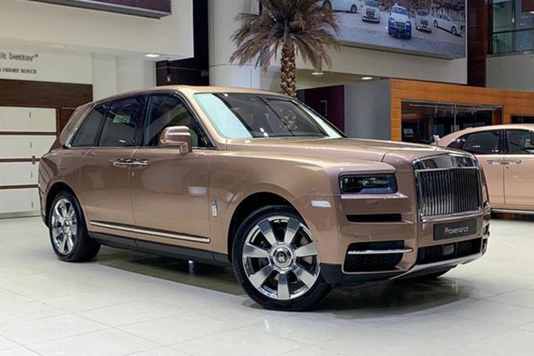 Chiếc  SUV siêu sang Rolls-Royce Cullinan trong bài viết này đã được trang bị hàng loạt nâng cấp mới, không ngạc nhiên khi nó được trưng bày tại Abu Dhabi. Thân xe được bao phủ bởi màu vàng Petra Gold nổi bật, đi kèm là bộ la-zăng 22 inch 7 chấu được đánh bóng sáng loáng.