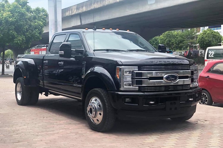 Đầu tháng 3 năm nay,  siêu bán tải Ford F-450 Super Duty với hàng loạt những trang bị tiện nghi và thiết kế hầm hố đã lần đầu xuất hiện tại Việt Nam. Mới đây, lại thêm bộ đôi hai chiếc Ford F-450 Super Duty 2019 mới được một nhà phân phối tư nhân tại hà Nội đưa về thị trường Việt.