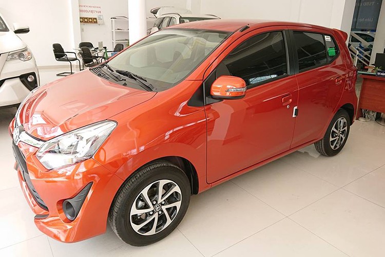 Sau khi Vinfast Fadil rồi đến Honda Brio mới lần lượt được bán ra tại thị trường Việt, phân khúc xe hạng A giá rẻ hiện đã sôi động hơn rất nhiều so với trước. Chính vì vậy, mẫu  xe giá rẻ Toyota Wigo đang cảm thấy sức ép bị đè nặng hơn bao giờ hết - đặc biệt về mặt doanh số bán ra thị trường.