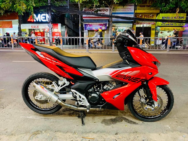 Được ra mắt ngày 13/7, mẫu  Honda Winner X 2019 mới đã nhanh chóng trở thành tâm điểm của những tín đồ đam mê xe tại Việt Nam. Chiếc Winner X trong bài là một trong những chiếc xe đầu tiên được độ lại. Điểm nổi bật trên bản độ này là cụm ống xả Red Leo bằng nhôm, ống xả mới này cho ra âm thanh uy lực nhưng vẫn trầm ấm.