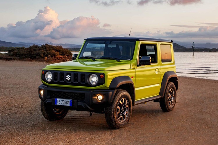 Mẫu SUV cỡ nhỏ  Suzuki Jimny 2019 mới vừa chính thức có mặt tại thị trường Indonesia với giá bán được đánh giá là rất hấp dẫn, thấp hơn so với dự kiến ban đầu tại khác thị trường khác trong khu vực khá nhiều. Dự tính mẫu xe này sẽ được nhập khẩu về Việt Nam trong thời gian sắp tới.    