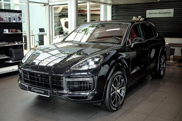 Mới đây, Porsche Việt Nam đã đưa về nước phiên bản hiệu suất cao của mẫu SUV thể thao Cayenne Turbo 2019 đời mới với các trang bị gần như full-option.  Porsche Cayenne Turbo 2019 mới được xem là phiên bản hiệu suất cao và thể thao của dòng xe Cayenne.