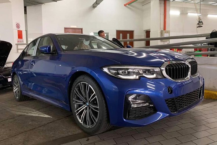 Thông tin này thêm phần xác thực khi hình ảnh chiếc  xe BMW 330i 2019 mới xuất hiện ở đại lý chính hãng ở quận 2 lộ diện trên mạng xã hội, chiếc xe màu trắng thuộc phiên bản 330i và có thêm gói trang bị ngoại hình M Sport. Được biết BMW 330i sẽ được ra mắt trước, còn phiên bản 320i sẽ về nước trong thời gian tới.