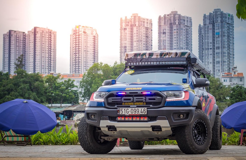 Chiếc  xe bán tải Ford Raptor này được trang trí bộ tem phong cách Superman với hai màu xanh và đỏ đặc trưng. Đây là món quà mà người chủ xe gửi tặng cho con trai yêu quý của mình là một fan cuồng Superman.