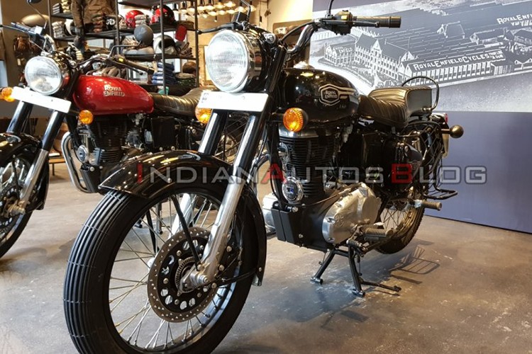 Royal Enfield vừa chính thức ra mắt phiên bản mới của mẫu xe cổ điển Bullet 350 với diện mạo và màu sắc mới. Ngoài phiên bản tiêu chuẩn,  Royal Enfield Bullet 350 mới còn có thêm bản cao cấp Bullet 350 ES.